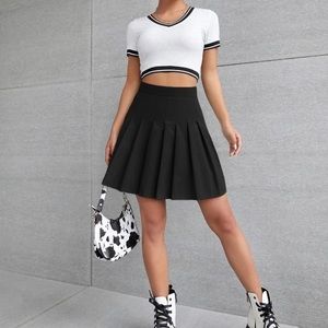 BRAND NEW! Olivia Pleaded Skirt (built in shorts) Size M